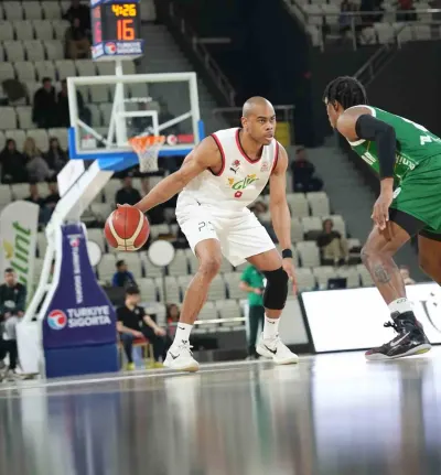 Karşıyaka Basketbol'dan kadroya takviye: Markel Starks imzayı attı