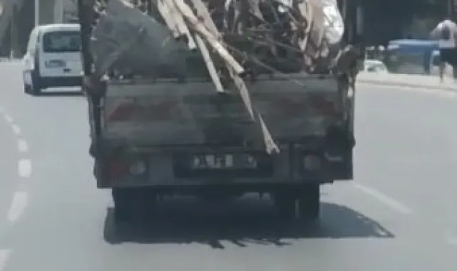 Demir yüklü kamyonetin tehlikeli yolculuğu kamerada