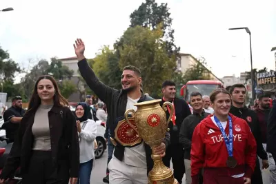 BALIKESİR'DE ŞAMPİYONLARA DAVULLU ZURNALI KARŞILAMA