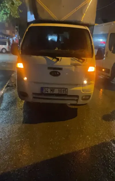 Başakşehir'de Kamyonet Sürücüsü İETT Otobüsünün Önünü Kesti