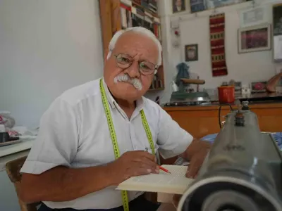 Gaziantepli 55 Yıllık Terzi Nezir Canpolat: Dükkanındaki Kitaplıkla Örnek Oluyor