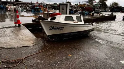 Akçakoca'da Şiddetli Fırtına Balıkçı Barınağını Vurdu: Dört Tekne Battı