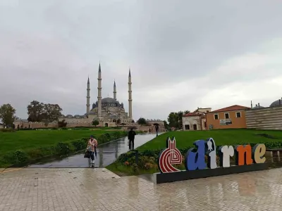 Edirne'de Hava Sıcaklığı Düştü, Yağmur Hayatı Olumsuz Etkiledi