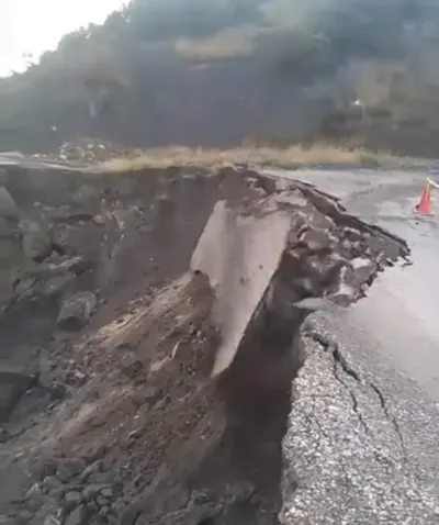 Tokat'ta Sağanak Yağış Heyelana Yol Açtı: Köy Yolu Çökme Anı Kamerada