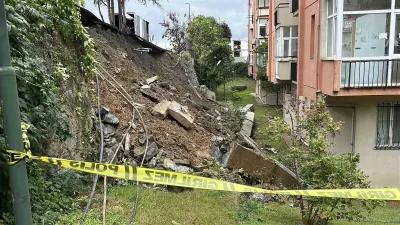 Beşiktaş'ta Lisenin İstinat Duvarı Sitenin Bahçesine Çöktü