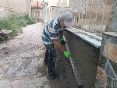 Bolvadin'de Görev Yapan İmam Cübbesini Çıkarıp Caminin Tadilatını Kendi Yaptı