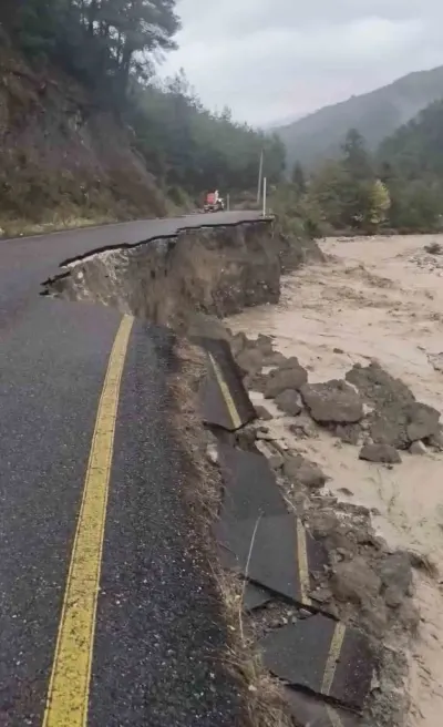 Sakarya’da Kuvvetli Yağış Sonrası Dere Taşlı, Yol Çöktü