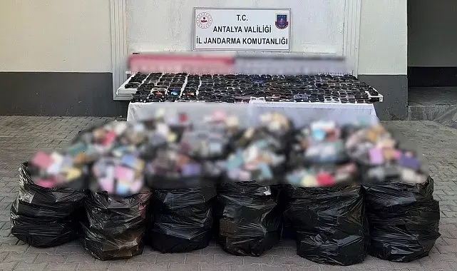 Antalya'da 5 milyon liraya yakın kaçak gözlük ve parfüm operasyonu