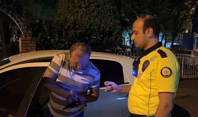 Alkol denetimini görünce aracı park etti, "Sigara almaya geldim" dedi