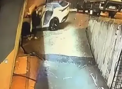 BEYLİKDÜZÜ'NDE KORKUNÇ KAZA: ALEV ALAN OTOMOBİLDEKİ SÜRÜCÜYÜ VATANDAŞ SON ANDA KURTARDI