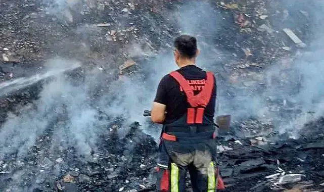 Balıkesir'de ot ve çöp yangını mahalleyi tehdit etti
