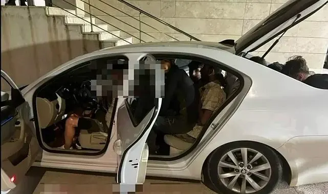 Bagajına 3 kişi bindirdiği otomobile 9 göçmen sığdıran insan tacirine 102 bin TL ceza