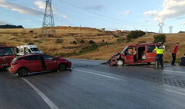 Bilecik'te iki otomobil kafa kafaya çarpıştı: 4 yaralı