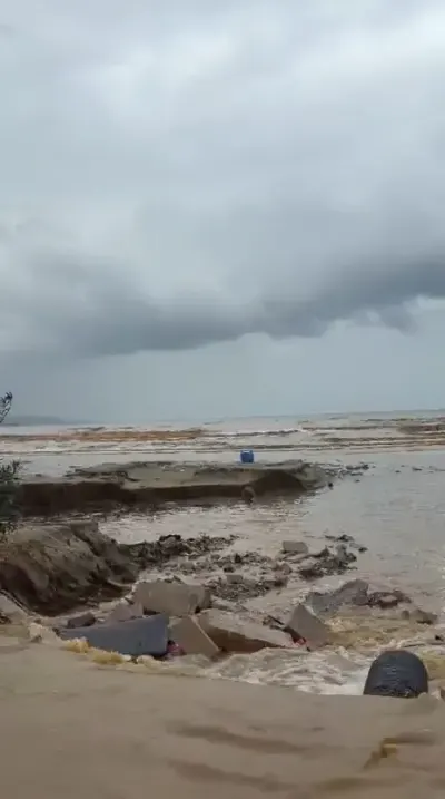 Mudanya'da şiddetli sağanak taşkınlara yol açtı: Mahsur kalan 4 kişi kurtarıldı
