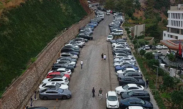 Marmaris'te dikkat çeken tablo: Otellerde doluluk sorunu yaşanırken bu tesisin kapısında araç kuyruğu oluştu