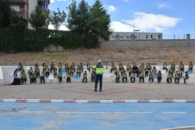 Siirt'te Minik Öğrencilere Çocuk Trafik Eğitim Parkı'nda Uygulamalı Eğitim