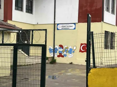 Kocaeli'de Şok Olay: Ortaokulda Tavan Sıvaları Düştü, 3 Öğrenci Yaralandı