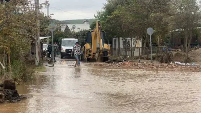 Mudanya'da Sağanak Yağış Hayatı Felç Etti: Bahçeler Sular Altında Kaldı