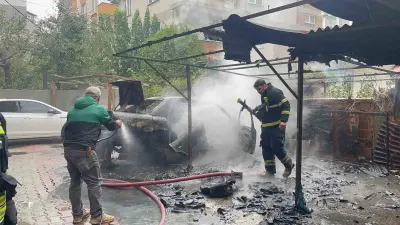 Çerkezköy'de Otomobil Yangını: Söndürmeye Çalışan Araç Sahibi Yaralandı