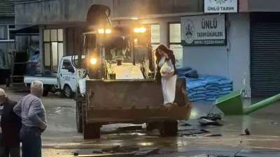Sakarya Karasu'da Şiddetli Yağış Mahalle Merkezini Göle Çevirdi