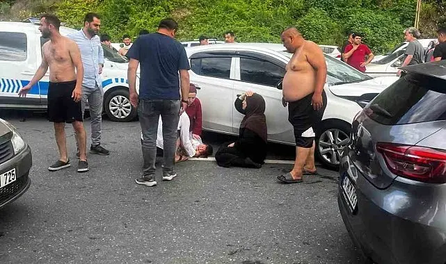 Yolun karşısına geçerken otomobilin çarptığı baba ve oğlu ağır yaralandı