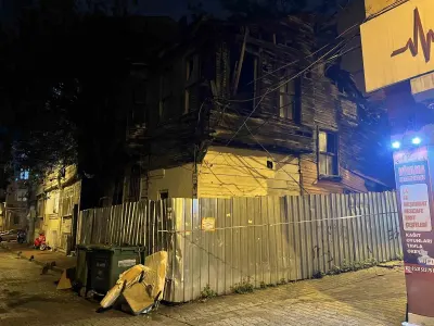 Fatih te tarihi metruk binanın üst katı yağmur nedeniyle çöktü