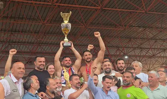 Başpehlivan Erkan Taş, altın kemerini taktı