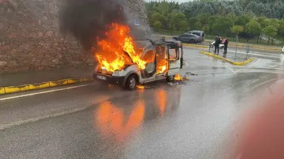 Kocaeli'nde Seyir Halindeki Hafif Ticari Araç Yanarak Kullanılamaz Hale Geldi
