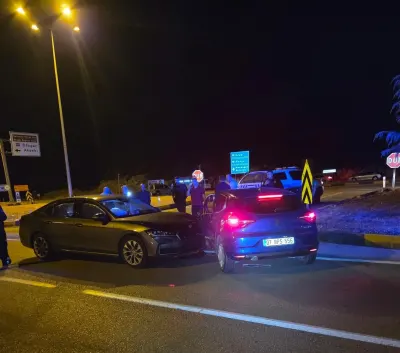 Akseki'de iki otomobil çarpıştı: Norveçli turistlerin de aralarında olduğu 3 kişi yaralandı