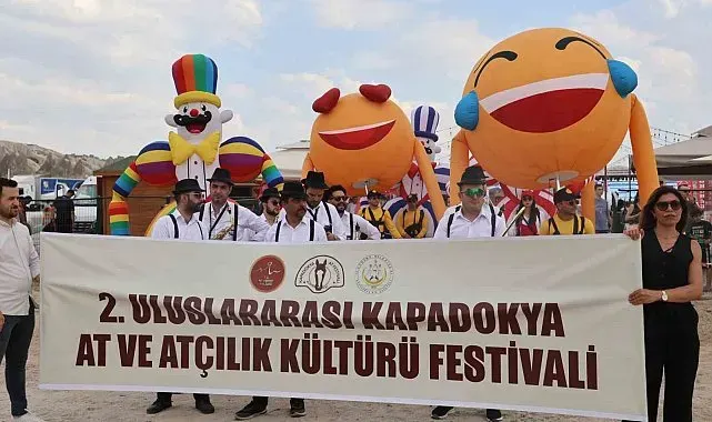 Kapadokya'da güzellikleriyle büyüleyen atlar podyuma çıktı