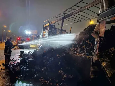 Kayseri'de Sebze ve Meyve Yüklü Kamyon Yangında Küle Döndü