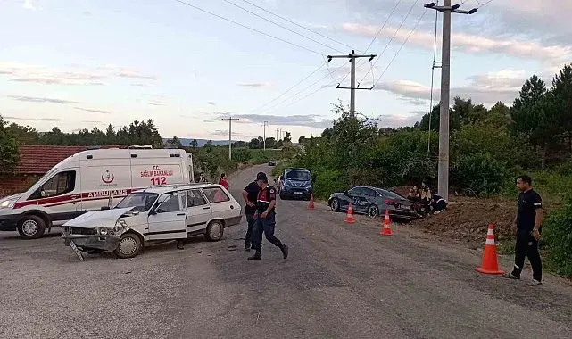 Bilecik'te iki otomobil çarpıştı: 10 yaralı