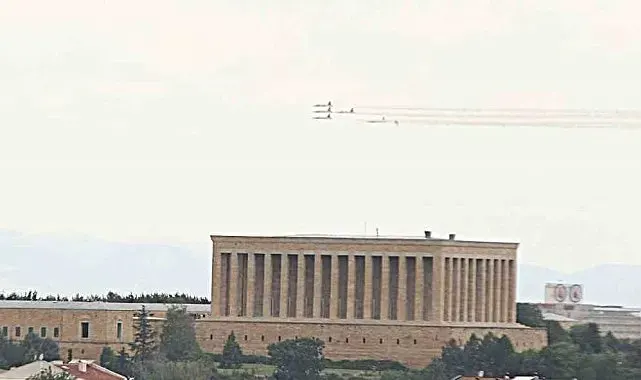 Türk Yıldızları'ndan Ankara semalarında prova uçuşu