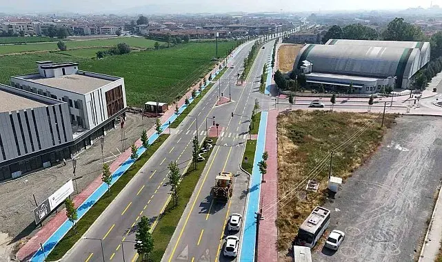 Büyükşehir, yol çizgilerini yenileyerek güvenli ulaşımı güçlendiriyor