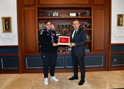 Avrupa Boks Şampiyonu Millî Sporcular Trabzon Valisi Şahin Tarafından Kabul Edildi