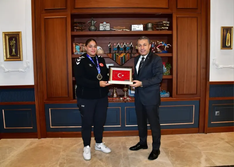 Avrupa Boks Şampiyonu Millî Sporcular Trabzon Valisi Şahin Tarafından Kabul Edildi