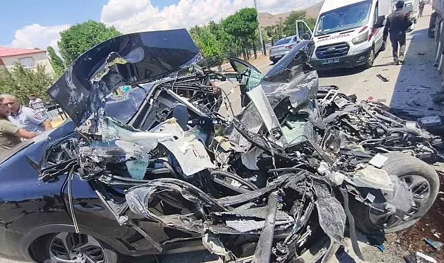 Bingöl'de tıra çarpan otomobil hurdaya döndü: 1 yaralı