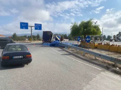 Denizli'de Su Yüklü Tır Virajda Devrildi: Şişe ve Damacanalar Yola Saçıldı
