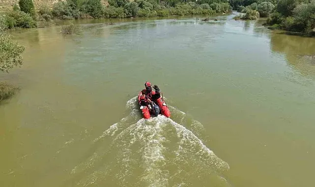 Çocuğunu kurtarmak için suya giren babayı arama çalışmaları devam ediyor