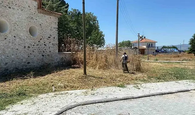 Manisa Büyükşehir'den Karacaahmet Türbesi'nde hummalı temizlik