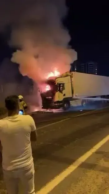 Diyarbakır'da Seyir Halindeki Tır Alev Aldı