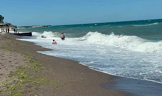 Akçakoca'da olumsuz hava şartları nedeniyle denize girmek yasaklandı
