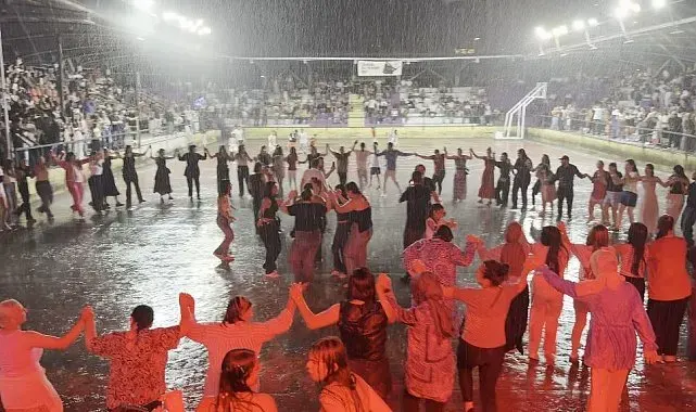 Karadeniz'de konser böyle olur: Sağanak yağmur başladı, onlar horona devam etti