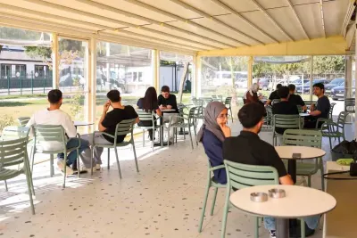 Efeler'deki Yurt Kafe ve Işıklı Park Üniversitelilerin Buluşma Noktası Oldu
