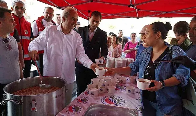 Başkan Kocagöz aşure bereketini vatandaşlarla paylaştı