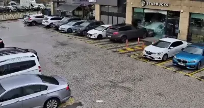 Çekmeköy'de Alışveriş Merkezi Otoparkında Kontrolden Çıkan Cip Kafeye Daldı