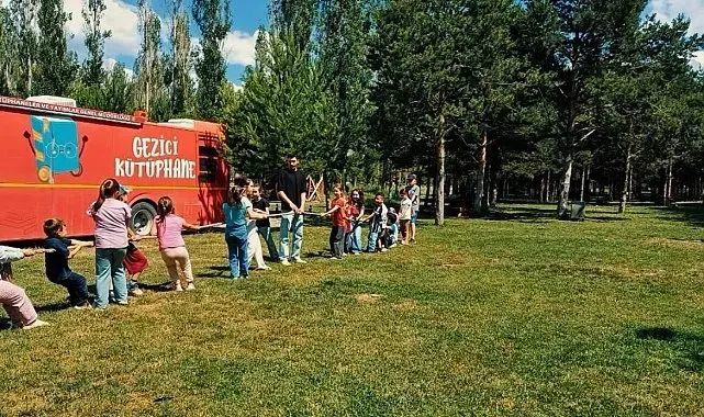 'Gezici Kütüphane' Yenişehir Parkı'nda çocuklarla buluştu