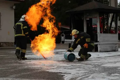 Sivas'ta İtfaiye Tatbikatı Gerçeği Aratmadı: Öğrencilerden Ekiplere Alkış