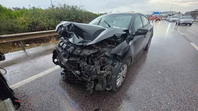 Bandırma'da Rüzgar Gülü Taşıyan Tıra Otomobil Çarptı: 2'si Çocuk 4 Yaralı