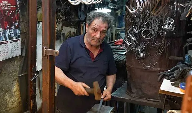 Demir ustalarının zorlu yaz mesaisi devam ediyor
